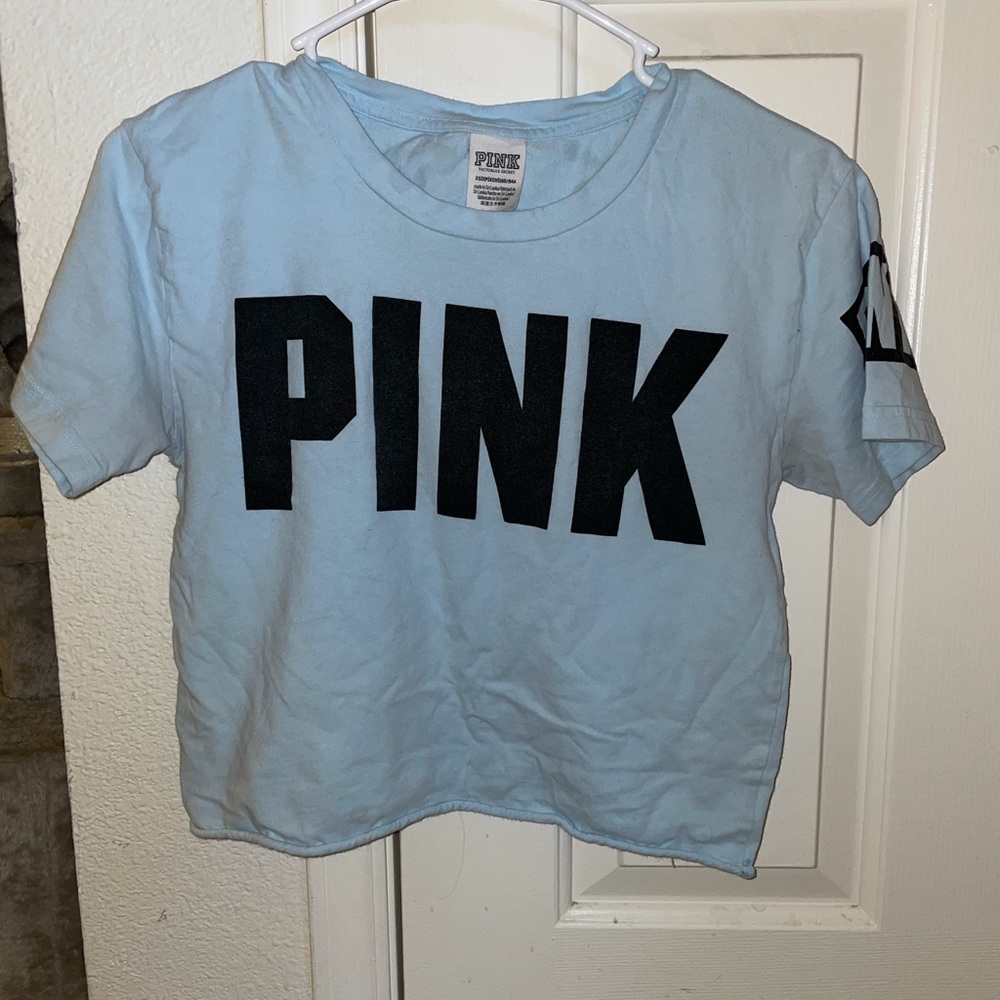 Super cute blue cropped PINK t shirt.